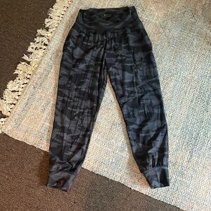 ATHLETA salutation camo jogger EUC